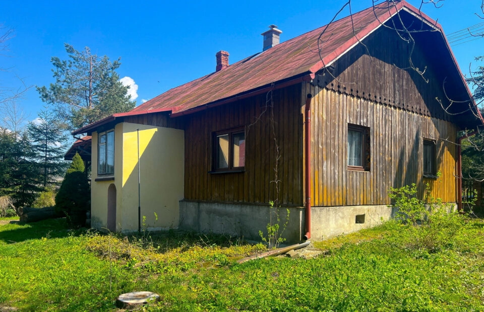 Siedlisko z drewnianym domem w Kobylanach.