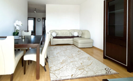 3-pokoje, oddzielna widna kuchnia, balkon, parking