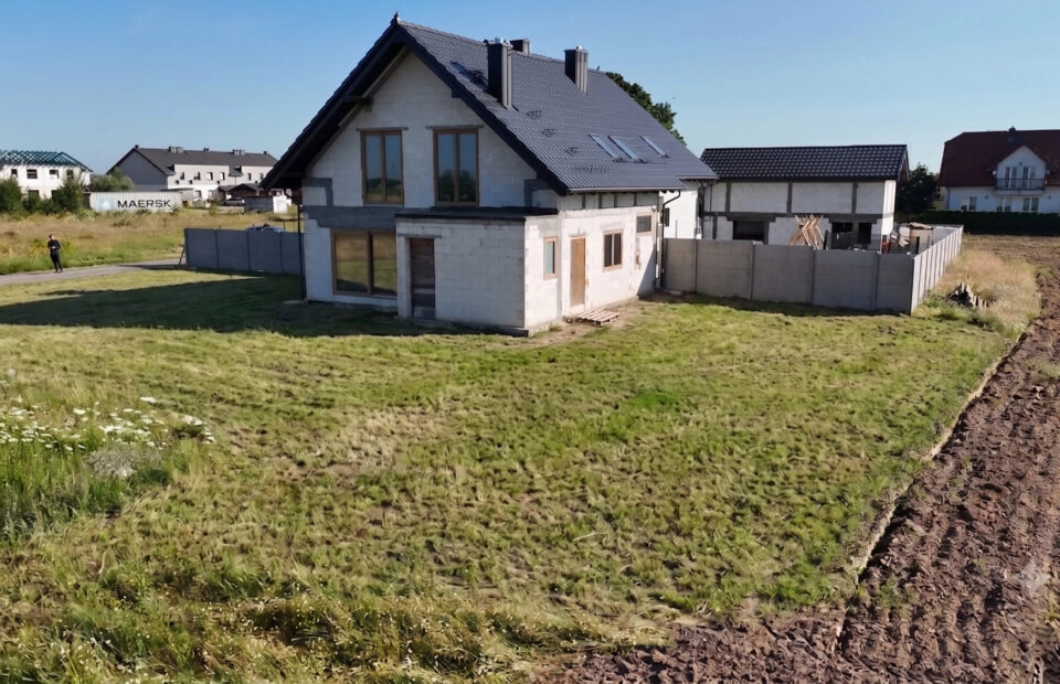 Piękny jasny suchy duży bliźniak i ogród Banino