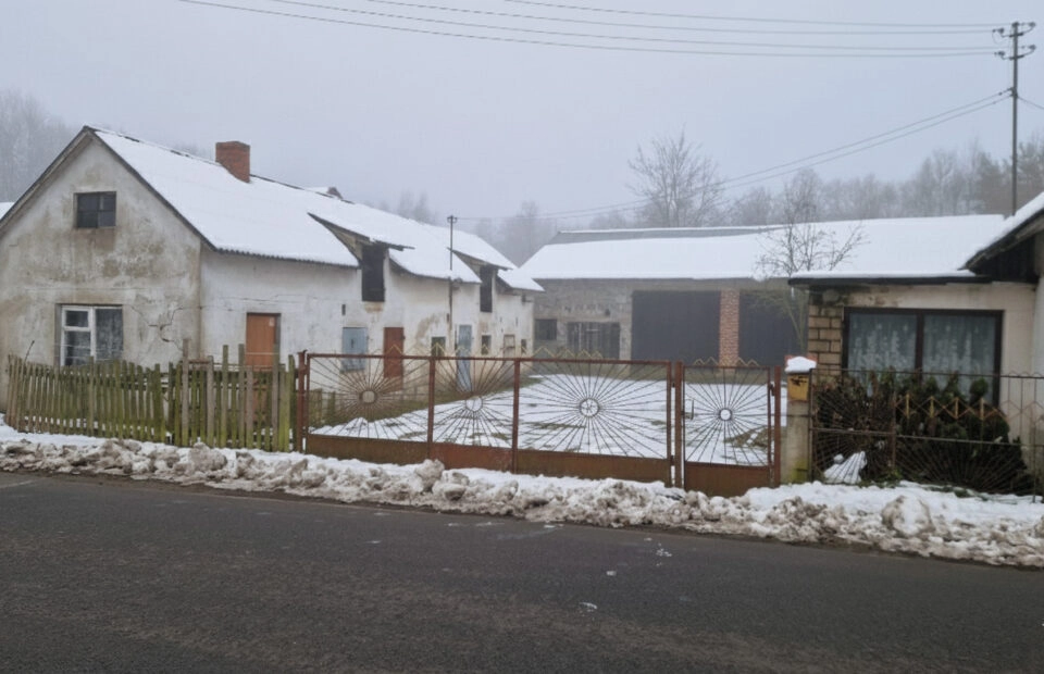 Działka z domem i budynkami gosp. - Będziechów