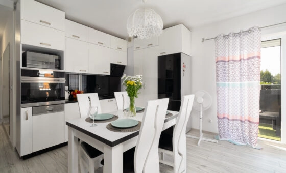 kompaktowe mieszkanie z wyposażeniem