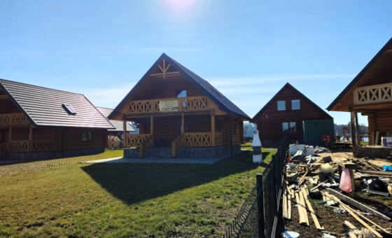 Dom z bali nad brzegiem jeziora ślesińskiego