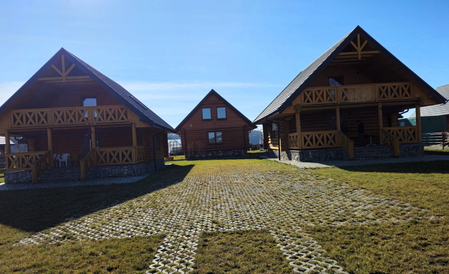 Dom z bali nad brzegiem jeziora ślesińskiego