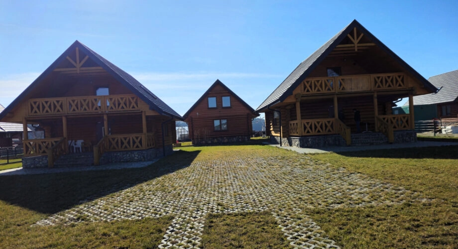 Dom z bali nad brzegiem jeziora ślesińskiego