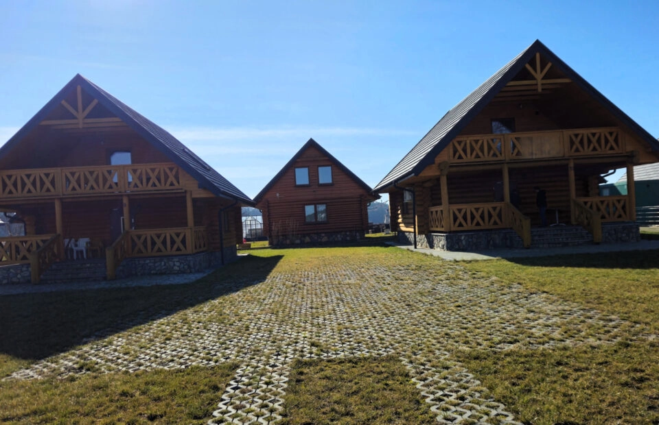 Dom z bali nad brzegiem jeziora ślesińskiego