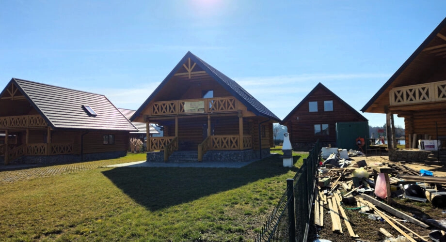 Dom z bali nad brzegiem jeziora ślesińskiego