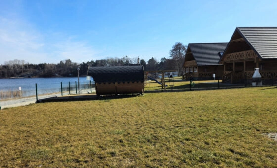 Dom z bali nad brzegiem jeziora ślesińskiego