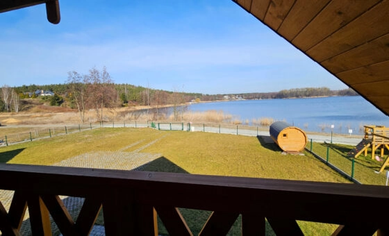 Dom z bali nad brzegiem jeziora ślesińskiego