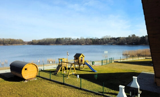 Dom z bali nad brzegiem jeziora ślesińskiego