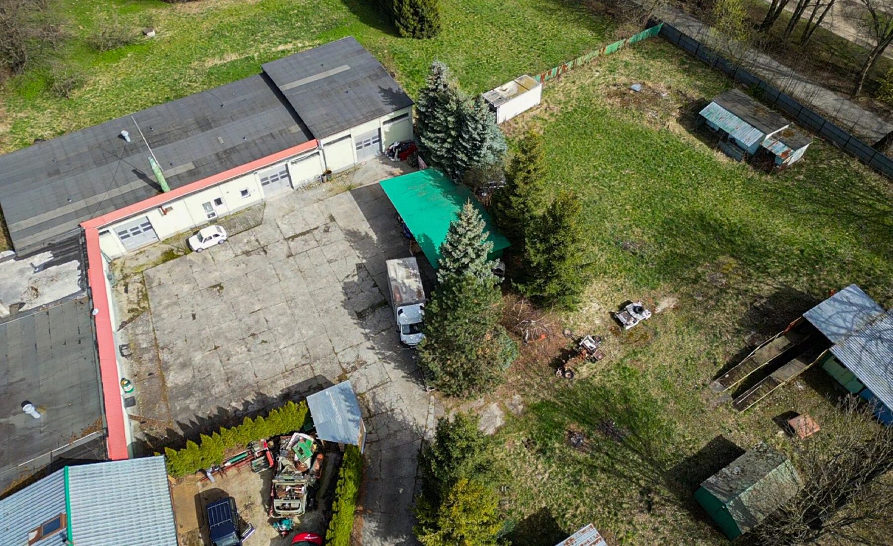 Działka zabudowana budynkiem warsztatowo-socjalnym