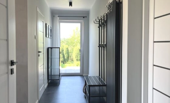 Dom z cegły w Sadowcu – okolica jezior i lasów