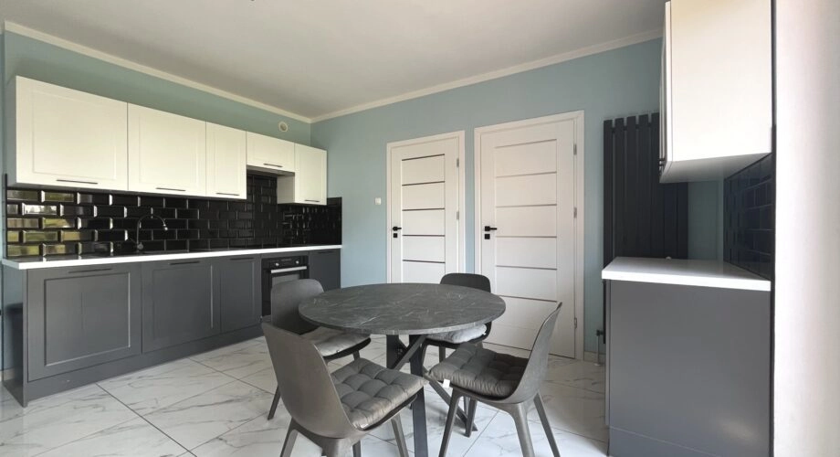 Dom z cegły w Sadowcu – okolica jezior i lasów