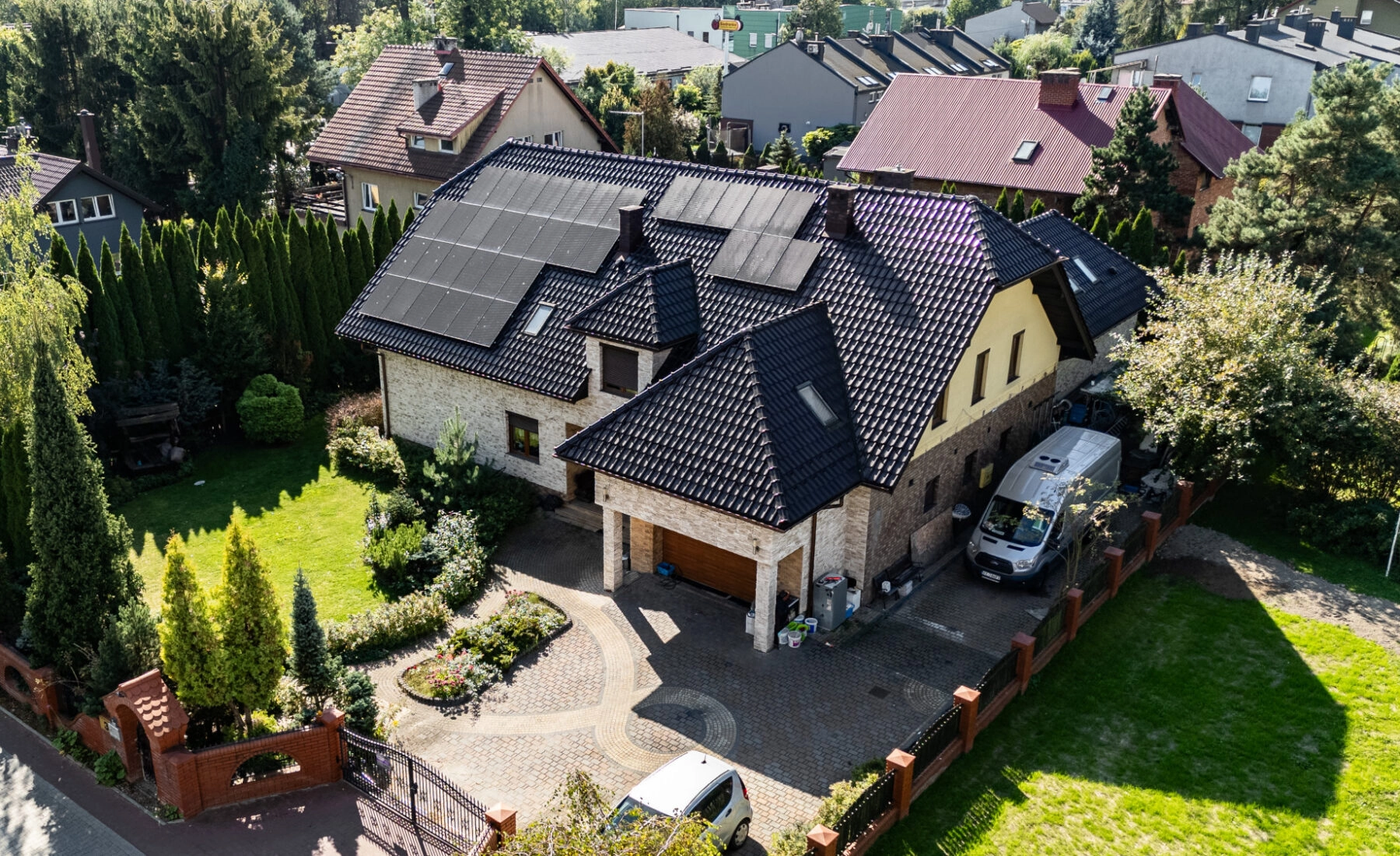 Dom 414 m² z basenem i fotowoltaiką – Kraków