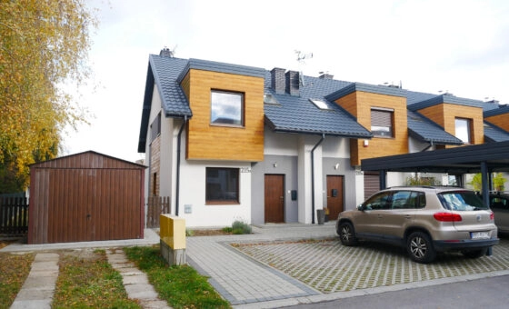 Dom z 3 arową działką +2 msc. postojowe + GARAŻ