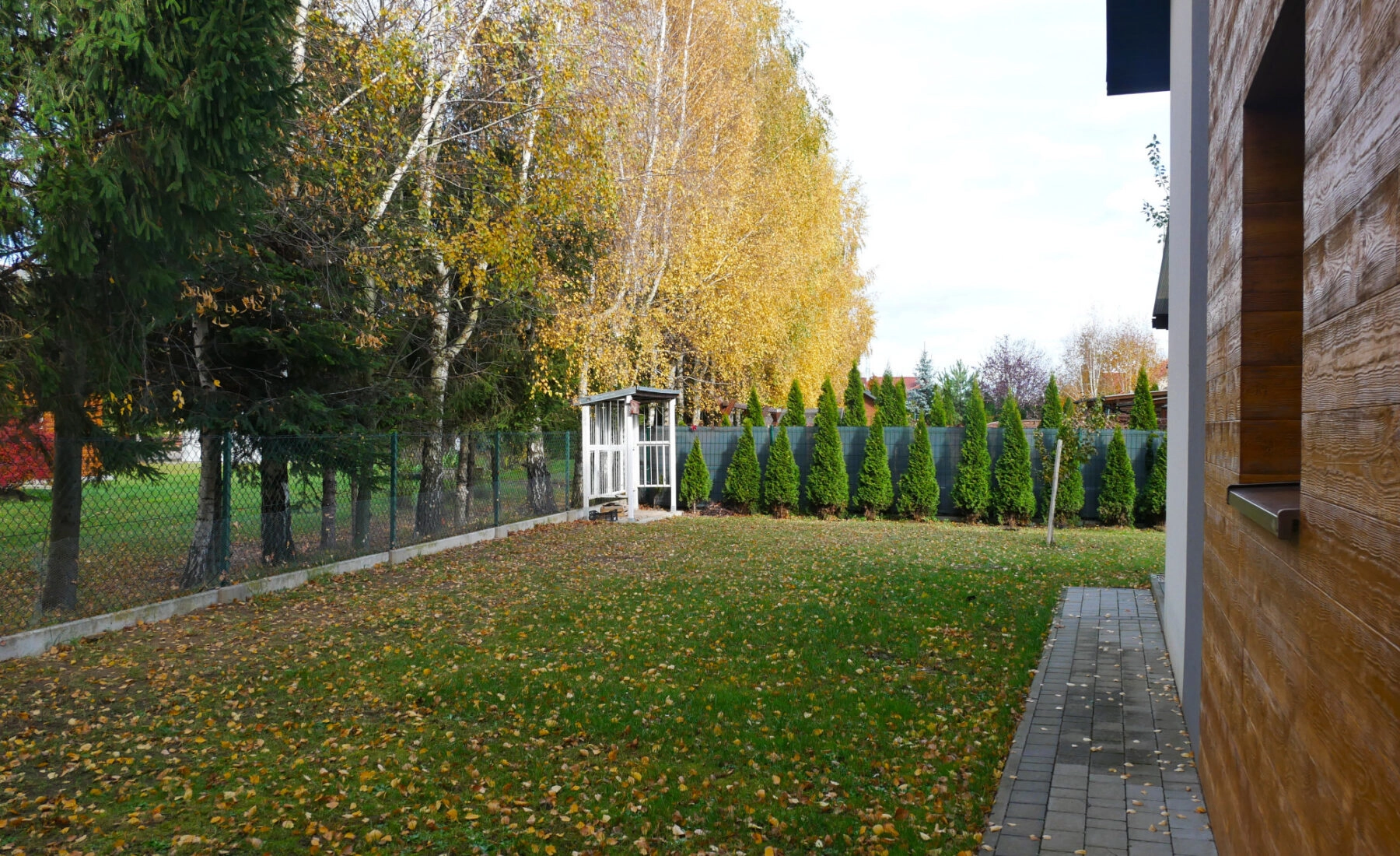 Dom z 3 arową działką +2 msc. postojowe + GARAŻ