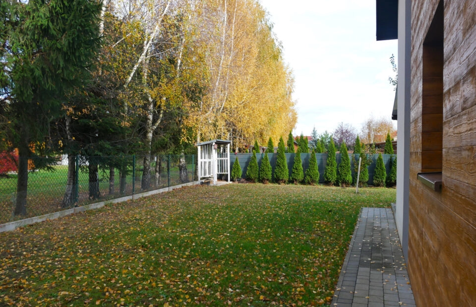 Dom z 3 arową działką +2 msc. postojowe + GARAŻ