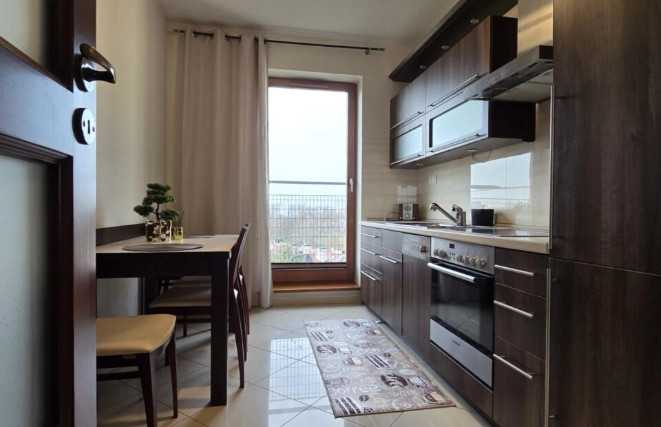 3-pokoje, oddzielna widna kuchnia, balkon, parking