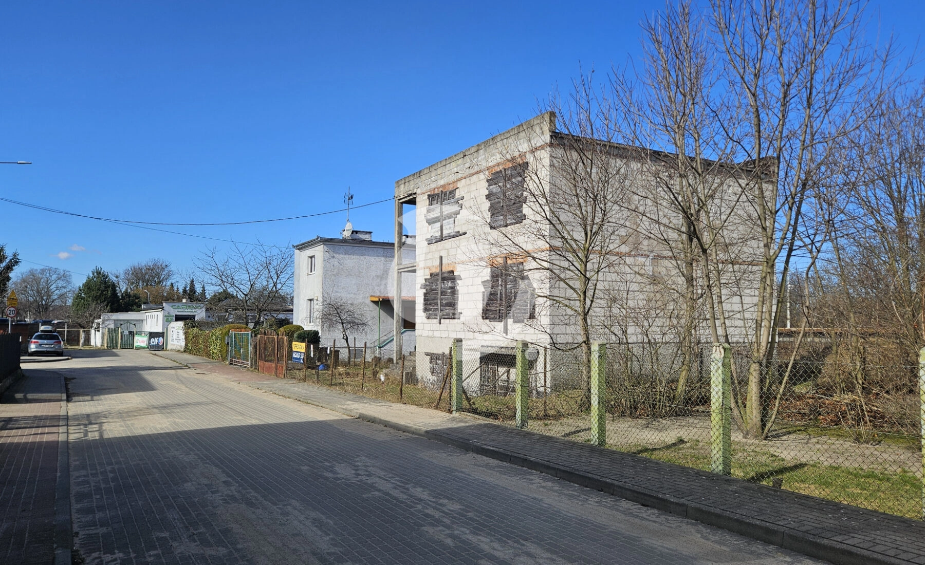 Dom na działce blisko SKM