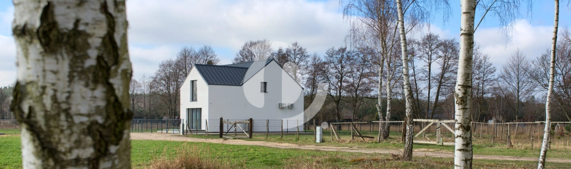 nowoczesny dom wolnostojący na wsi, cisza, spokój