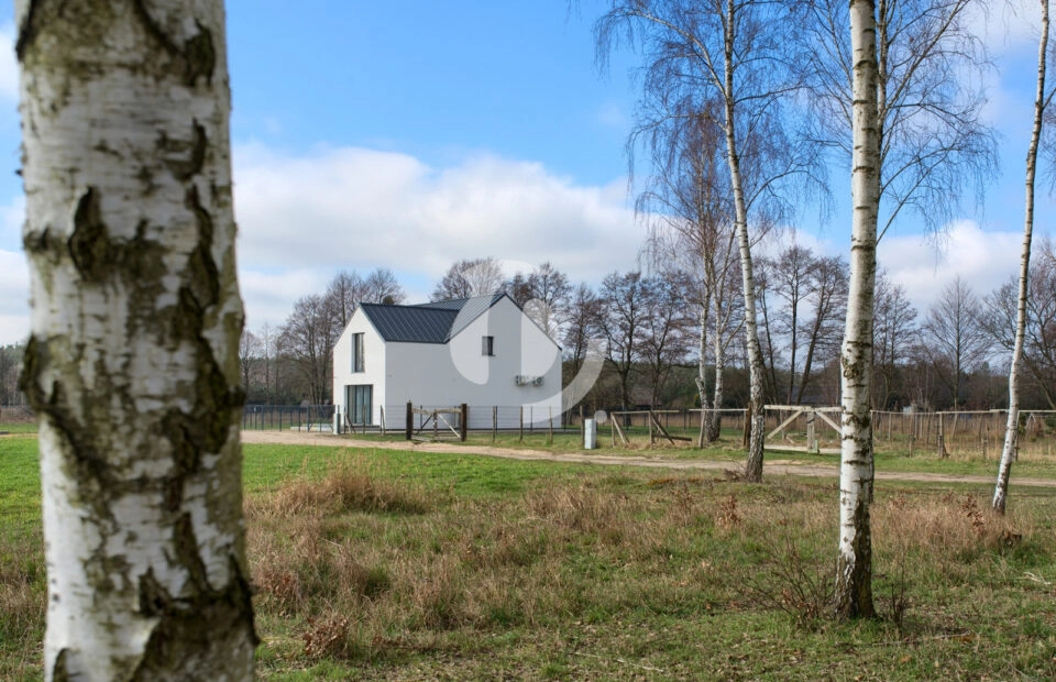 nowoczesny dom wolnostojący na wsi, cisza, spokój