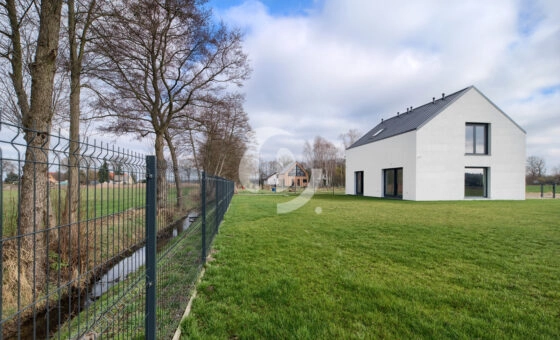 nowoczesny dom wolnostojący na wsi, cisza, spokój