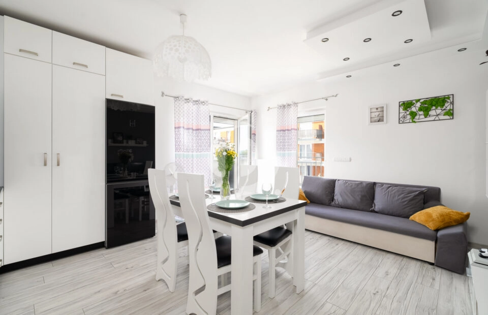 kompaktowe mieszkanie z wyposażeniem