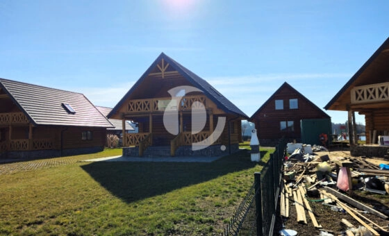 Dom z bali nad brzegiem jeziora ślesińskiego