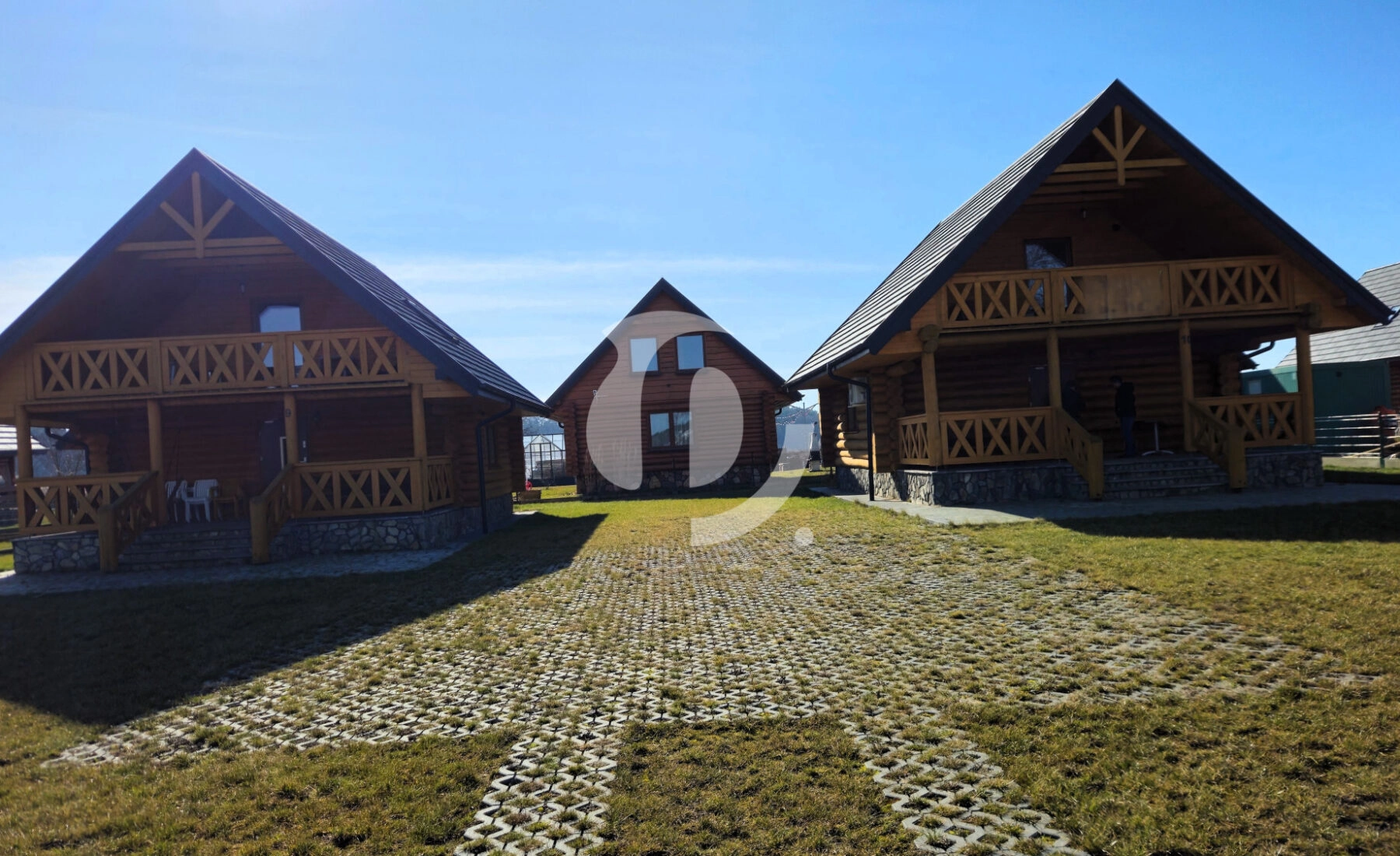 Dom z bali nad brzegiem jeziora ślesińskiego