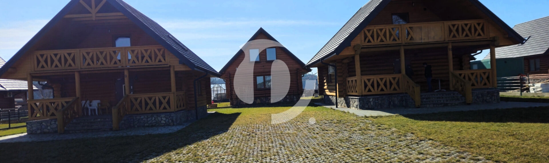 Dom z bali nad brzegiem jeziora ślesińskiego