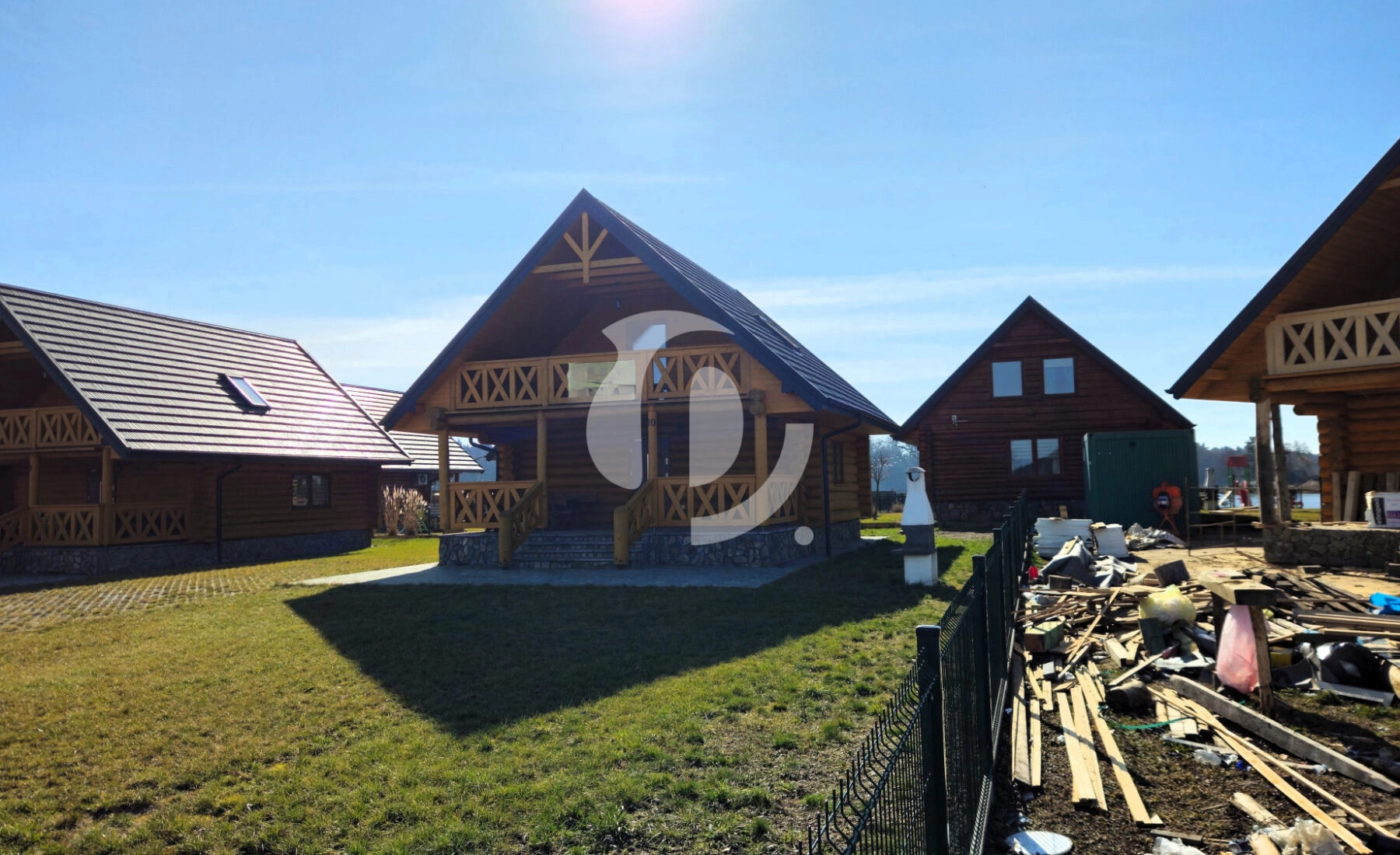 Dom z bali nad brzegiem jeziora ślesińskiego