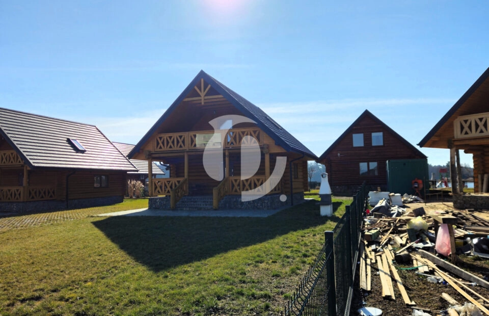 Dom z bali nad brzegiem jeziora ślesińskiego