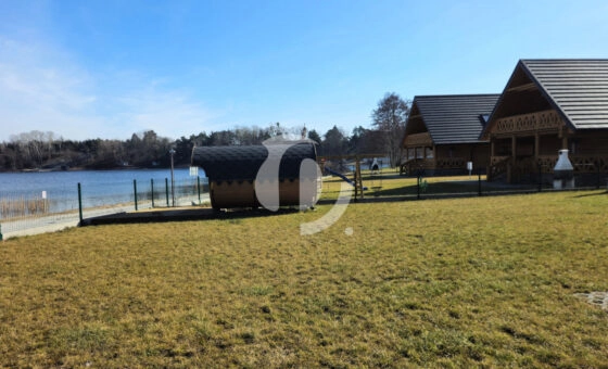 Dom z bali nad brzegiem jeziora ślesińskiego