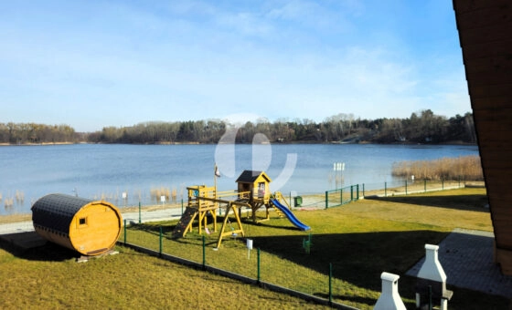 Dom z bali nad brzegiem jeziora ślesińskiego