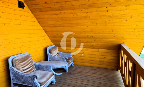 Dom z bali nad brzegiem jeziora ślesińskiego