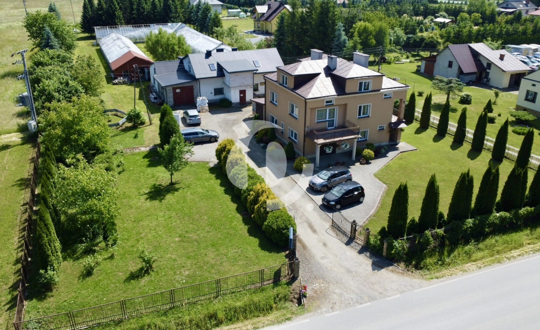 Solidny dom z budynkiem gospodarczym i szklarnią