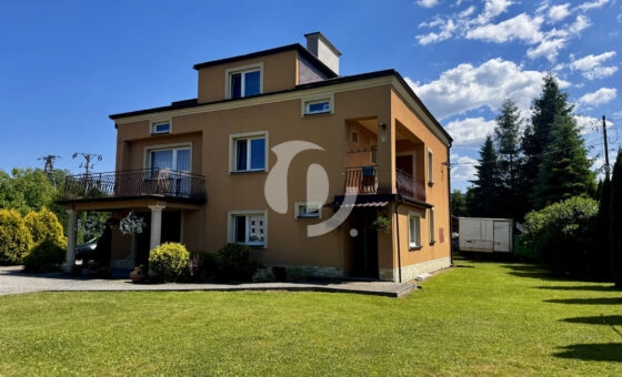 Solidny dom z budynkiem gospodarczym i szklarnią