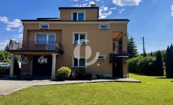 Solidny dom z budynkiem gospodarczym i szklarnią