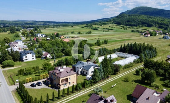 Solidny dom z budynkiem gospodarczym i szklarnią