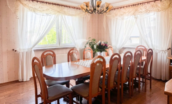 Solidny dom z budynkiem gospodarczym i szklarnią