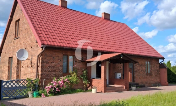 Dom z cegły w Sadowcu – okolica jezior i lasów