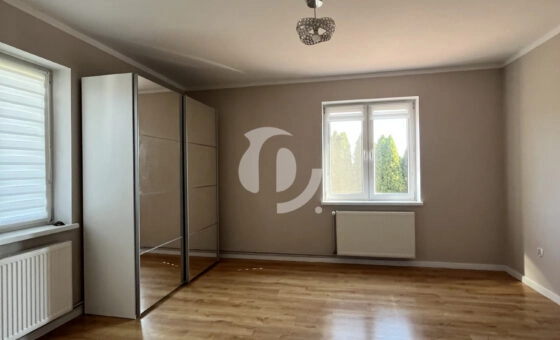 Dom z cegły w Sadowcu – okolica jezior i lasów