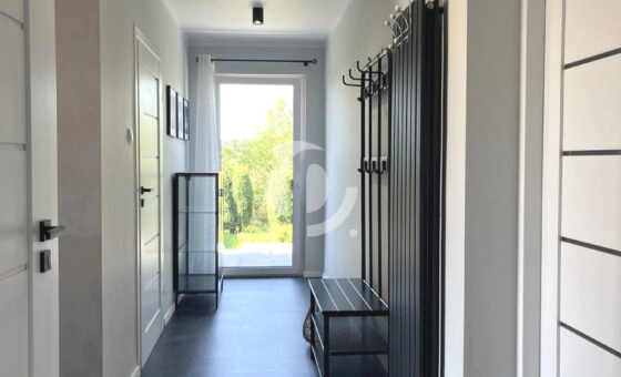 Dom z cegły w Sadowcu – okolica jezior i lasów