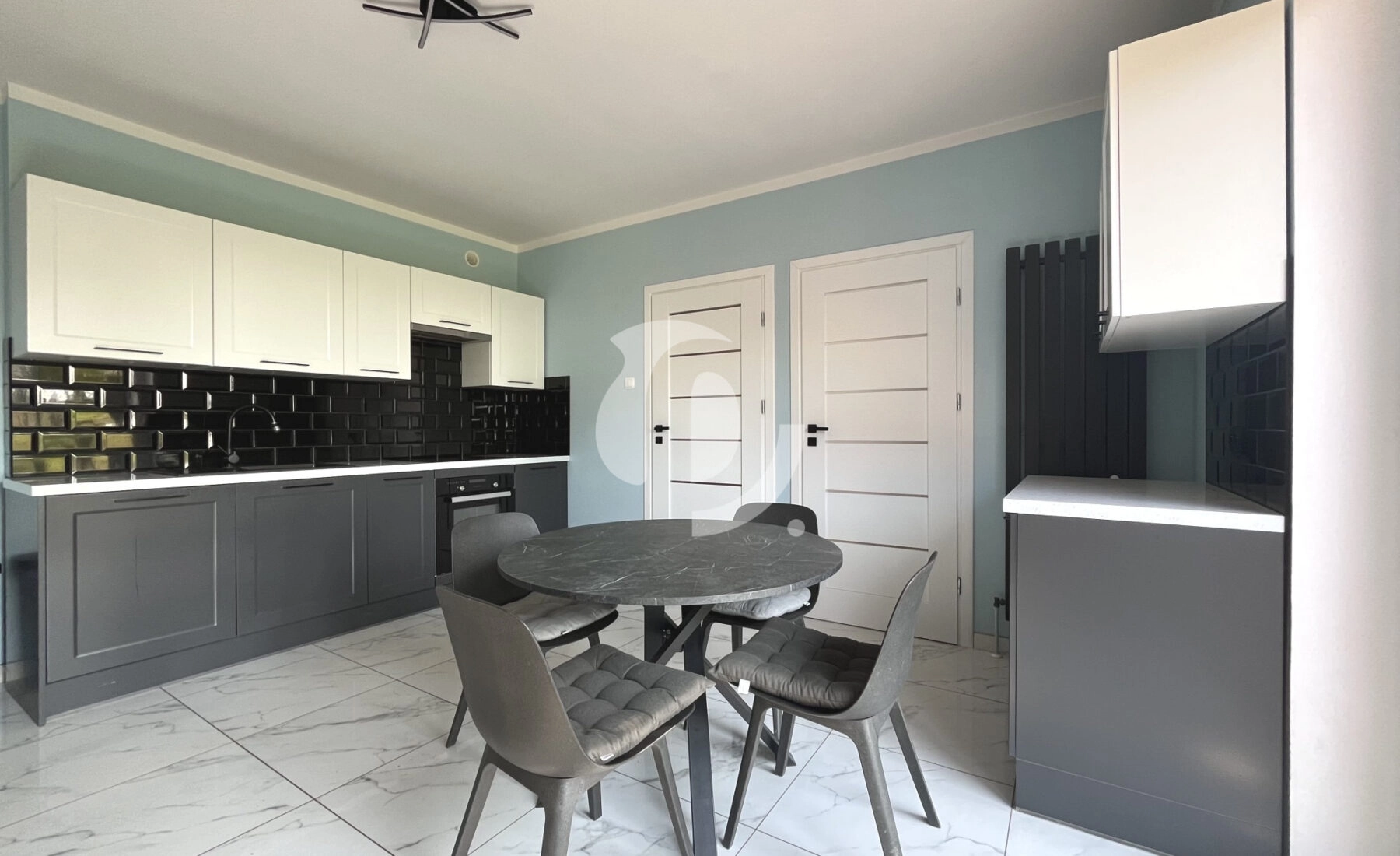 Dom z cegły w Sadowcu – okolica jezior i lasów