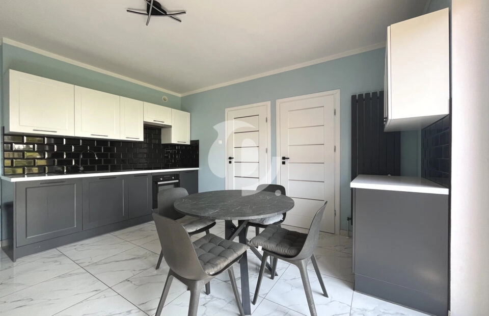 Dom z cegły w Sadowcu – okolica jezior i lasów