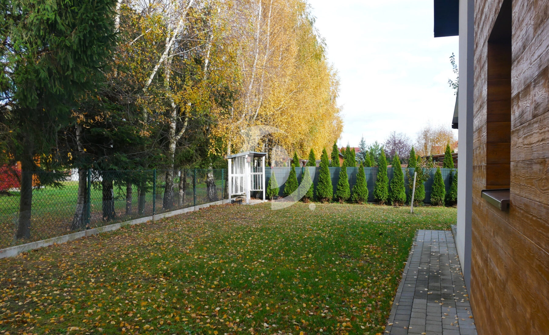 Dom z 3 arową działką +2 msc. postojowe + GARAŻ