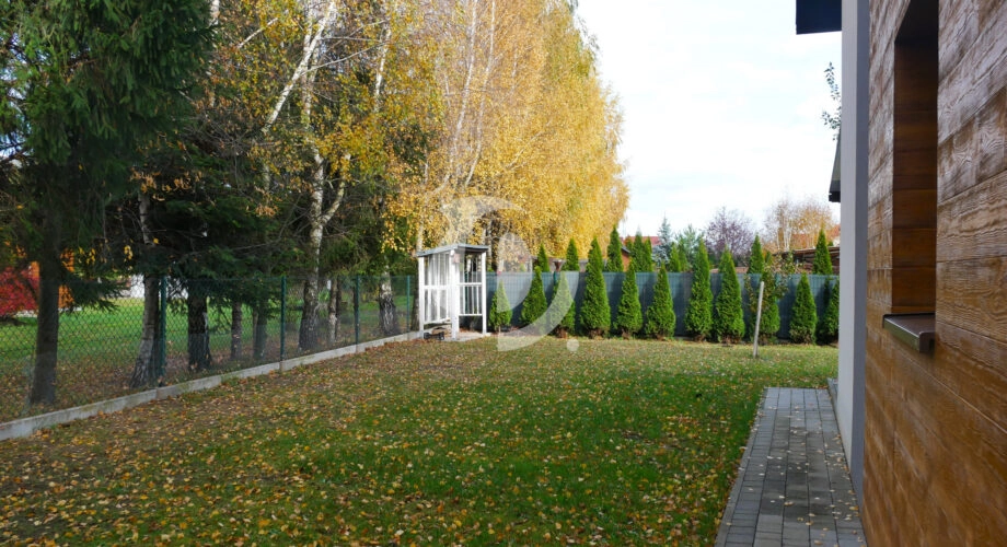 Dom z 3 arową działką +2 msc. postojowe + GARAŻ