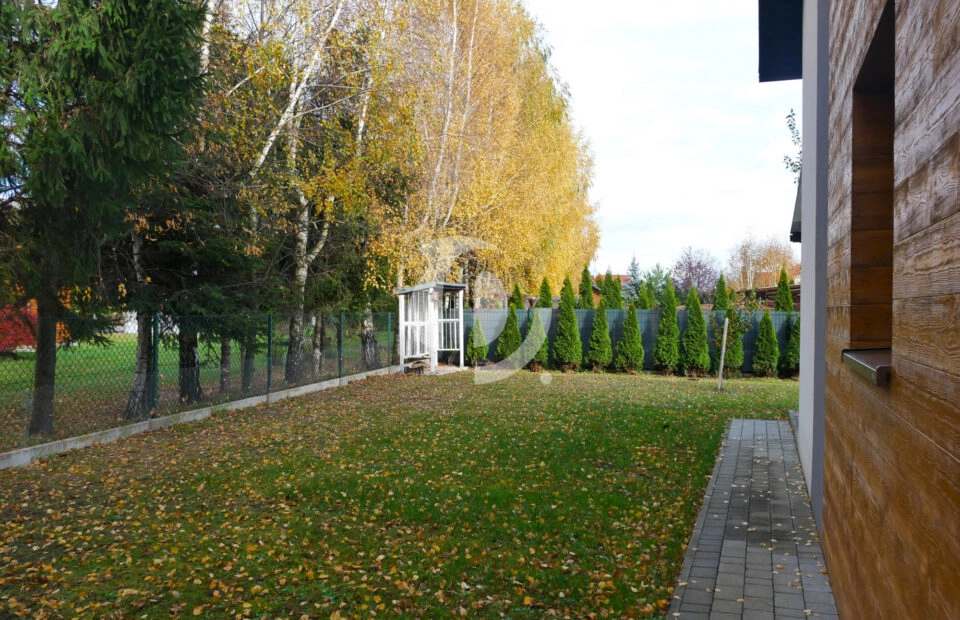 Dom z 3 arową działką +2 msc. postojowe + GARAŻ