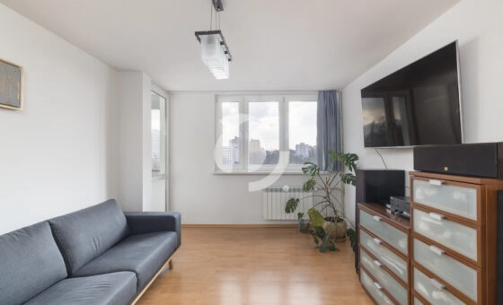 3 pokoje+balkon, oddzielna kuchnia. 450m do metra