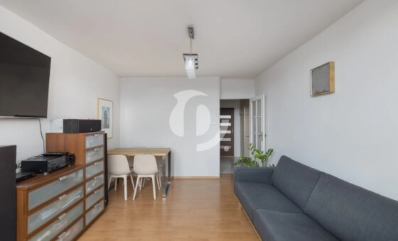 3 pokoje+balkon, oddzielna kuchnia. 450m do metra
