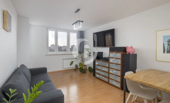 3 pokoje+balkon, oddzielna kuchnia. 450m do metra